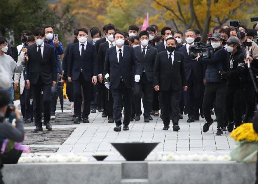 윤석열, 노무현 전 대통령 묘역 참배     (김해=연합뉴스) 이정훈 기자 = 국민의힘 윤석열 대선 후보가 11일 오후 경남 김해시 진영읍 봉하마을 노무현 전 대통령 묘역 참배를 위해 헌화대로 이동하고 있다. 2021.11.11     uwg806@yna.co.kr/2021-11-11 15:18:47/ <저작권자 ⓒ 1980-2021 ㈜연합뉴스. 무단 전재 재배포 금지.>