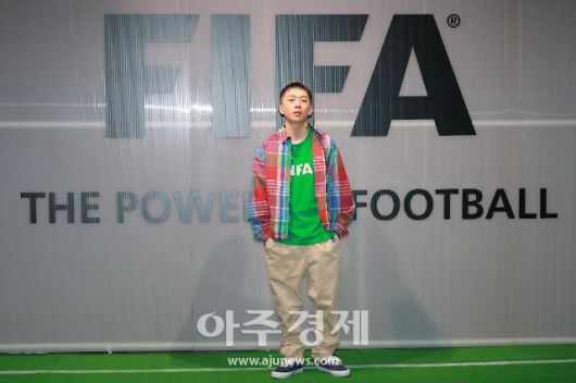 가수 우원재가 26일 오후 서울 성동구 에프팩토리에서 진행된 'FIFA 22FW 컨벤션' 포토콜 행사에 참석해 포즈를 취하고 있다.
