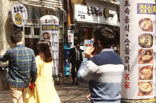 외식물가 꾸준히 오름세      (서울=연합뉴스) 진연수 기자 = 재료비와 배달료 인상, 수요 회복이 맞물리면서 일상적으로 먹는 햄버거와 짜장면, 김밥을 포함해 39개 외식 조사 품목의 물가가 모두 올랐다. 국가통계포털(KOSIS)에 따르면 3월 외식 물가는 1년 전보다 6.6% 올랐다. 1998년 4월 이후 23년 11개월 만에 가장 상승 폭이 컸다. 품목별로 보면 갈비탕(11.7%), 햄버거(10.4%), 짜장면(9.1%) 등 39개 외식 품목이 모두 올랐다. 사진은 11일 서울 종로구 인근에서 시민들이 음식점 광고판 앞을 지나가는 모습. 2022.4.11     jin90@yna.co.kr/2022-04-11 14:30:06/ <저작권자 ⓒ 1980-2022 ㈜연합뉴스. 무단 전재 재배포 금지.>