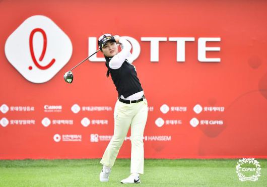 티샷 중인 이예원.