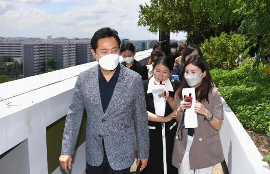 싱가포르 캄풍 애드미럴티 방문한 오세훈 시장     (싱가포르=연합뉴스) 싱가포르를 방문 중인 오세훈 서울시장이 30일 오후(현지시간) 캄풍 애드미럴티(Kampung Admiralty)의 커뮤니티 시설인 옥상공원을 걷고 있다. 2022.7.31 [서울시 제공. 재판매 및 DB 금지]     photo@yna.co.kr/2022-07-31 11:35:25/ <저작권자 ⓒ 1980-2022 ㈜연합뉴스. 무단 전재 재배포 금지.>