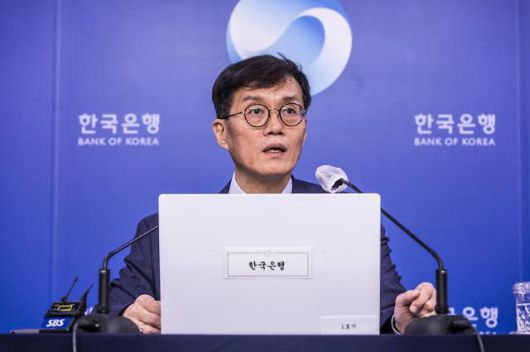 기자간담회서 기준금리 인상 설명하는 이창용 총재     (서울=연합뉴스) 이창용 한국은행 총재가 25일 오전 서울 중구 한국은행에서 열린 기자간담회에서 기준금리 인상 등을 설명하고 있다. 한은 금융통화위원회는 이날 기준금리를 연 2.25%에서 2.5%로 0.25%포인트 인상했다. 2022.8.25 [사진공동취재단]     photo@yna.co.kr/2022-08-25 13:16:24/ <저작권자 ⓒ 1980-2022 ㈜연합뉴스. 무단 전재 재배포 금지.>