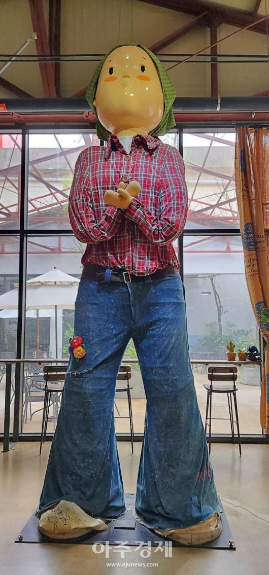 팔복예술공장 안 카페 '써니'의 대표 조형물