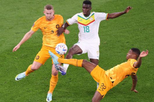 21일(현지시간) 카타르 알투마마 스타디움에서 개최된 네덜란드와 세네갈의 2022 카타르 월드컵 조별리그 A조 1차전에서 양 팀 선수들이 공을 두고 경합하고 있다.