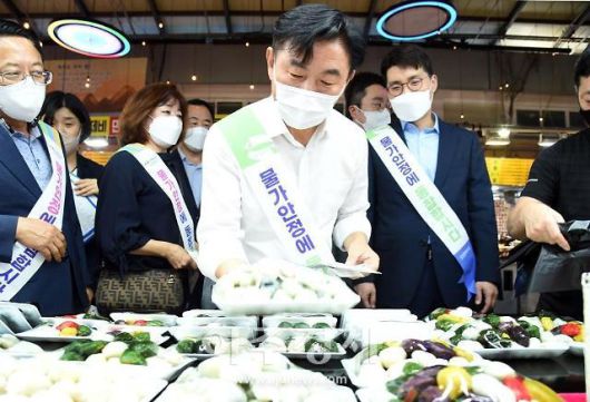 경기 의정부시(시장 김동근)는 지난 7일, 의정부제일시장에서 국회의원, 도의원 및 시의원, 소비자단체 및 물가조사요원, 유관기관과 공무원 등 총 50여 명이 참석한 가운데 물가안정 간담회 및 캠페인을 실시했다.