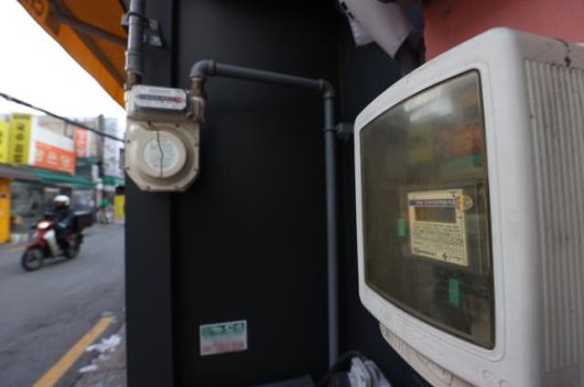 전기세·가스비 오를 전망     (서울=연합뉴스) 강민지 기자 = 정부가 한국전력공사와 한국가스공사의 누적 적자·미수금을 2026년까지 완전 해소하기 위해 내년부터 전기·가스요금을 단계적으로 현실화한다. 요금 인상의 구체적인 폭과 시기는 다음 주 중 계획을 발표할 예정이다. 사진은 22일 서울의 한 식당가 가스ㆍ전기 계량기. 2022.12.22     mjkang@yna.co.kr/2022-12-22 14:36:50/ <저작권자 ⓒ 1980-2022 ㈜연합뉴스. 무단 전재 재배포 금지.>