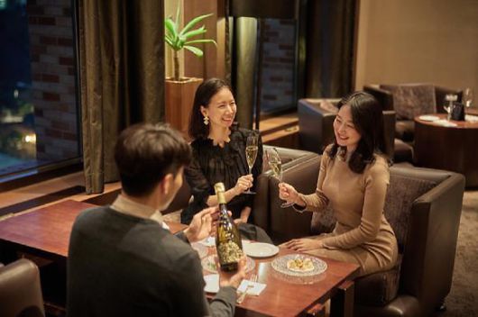 저녁 시간에 와인바로 운영되는 신라호텔 더 라이브러리