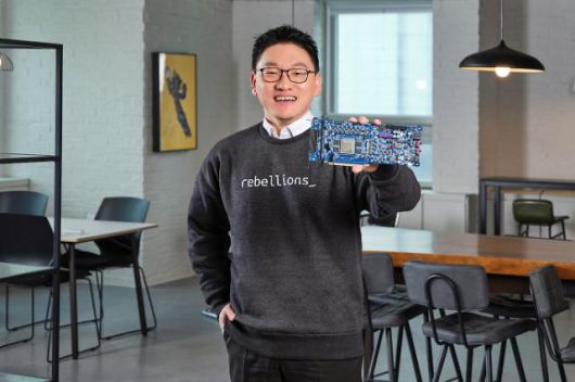 AI chip startup Rebellions co-founder and chief executive Park Sunghyun shows off an printed circuit board including the latest ATOM chip at the company headquarters in Seongnam, South Korea February 2023.   Courtesy of Rebellions/Handout via REUTERS    ATTENTION EDITORS - THIS IMAGE HAS BEEN SUPPLIED BY A THIRD PARTY. MANDATORY CREDIT./2023-02-13 06:41:10/ <저작권자 ⓒ 1980-2023 ㈜연합뉴스. 무단 전재 재배포 금지.>