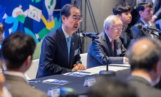 인사말 하는 한덕수 국무총리     (성남=연합뉴스) 황광모 기자 = 한덕수 국무총리가 17일 오전 경기도 성남 카카오 판교 아지트에서 열린 청년 함께 기업(氣-UP) 현장 방문 행사 청년 도약 멤버십 가입증서 수여식에 참석해 인사말을 하고 있다. 2023.3.17     hkmpooh@yna.co.kr/2023-03-17 12:12:21/ <저작권자 ⓒ 1980-2023 ㈜연합뉴스. 무단 전재 재배포 금지.>