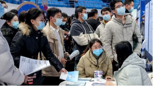 지난 2월 중국 후베이성 우한에서 열린 한 채용박람회에 구직자들이 대거 몰렸다.