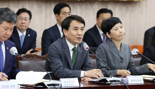 발언하는 김진태 강원도지사      (춘천=연합뉴스) 황광모 기자 = 김진태 강원도지사가 30일 오전 강원도 춘천시 강원도청에서 열린 강원 특별자치도 지원위원회 1차 회의에서 발언하고 있다. 2023.3.30     hkmpooh@yna.co.kr/2023-03-30 11:16:22/ <저작권자 ⓒ 1980-2023 ㈜연합뉴스. 무단 전재 재배포 금지.>