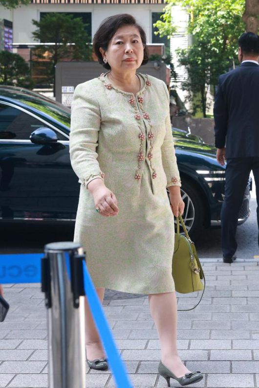 현정은 현대그룹 회장이 2일 오후 서울 종로구 종교교회에서 열린 정몽원 HL그룹 회장의 차녀 정지수 씨와 백지연 전 앵커의 자녀 강인찬 씨 결혼식에 참석하고 있다. 2023.06.02