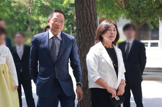 정태영 현대카드 부회장(왼쪽)이 2일 오후 서울 종로구 종교교회에서 열린 정몽원 HL그룹 회장의 차녀 정지수 씨와 백지연 전 앵커의 자녀 강인찬 씨 결혼식에 참석하고 있다. 2023.06.02