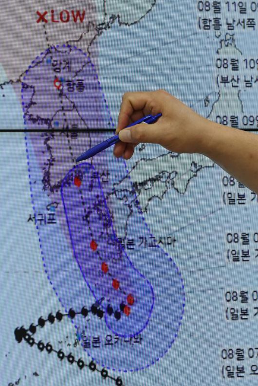 태풍 카눈 한반도 관통 예상     (서울=연합뉴스) 신현우 기자 = 제6호 태풍 카눈이 한반도를 관통할 것으로 예상되는 가운데 7일 오후 서울 동작구 기상청 정책브리핑실에서 우진규 통보관이 태풍 예상 경로 등을 설명하고 있다. 2023.8.7     nowwego@yna.co.kr/2023-08-07 15:12:21/ <저작권자 ⓒ 1980-2023 ㈜연합뉴스. 무단 전재 재배포 금지.>[<저작권자 ⓒ 1980-2023 ㈜연합뉴스. 무단 전재 재배포 금지.>]