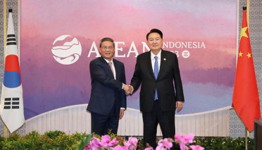 윤석열 대통령, 리창 총리와 한·중 회담     (자카르타=연합뉴스) 진성철 기자 = 윤석열 대통령이 7일(현지시간) 인도네시아 자카르타 컨벤션 센터(JCC)에서 열린 한·중국 회담에서 리창 중국 총리와 악수하고 있다. 2023.9.7     zjin@yna.co.kr/2023-09-07 17:36:53/ <저작권자 ⓒ 1980-2023 ㈜연합뉴스. 무단 전재 재배포 금지.>[<저작권자 ⓒ 1980-2023 ㈜연합뉴스. 무단 전재 재배포 금지.>]