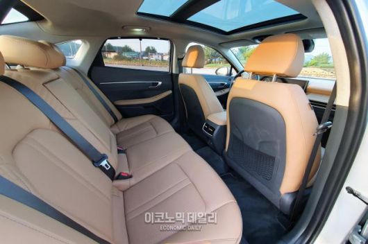 현대차 '쏘나타 디 엣지' 뒷좌석[사진=성상영 기자]