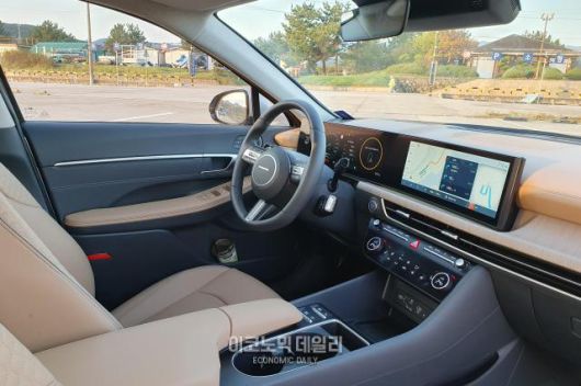 현대차 '쏘나타 디 엣지' 동승석에서 운전석을 바라본 모습[사진=성상영 기자]