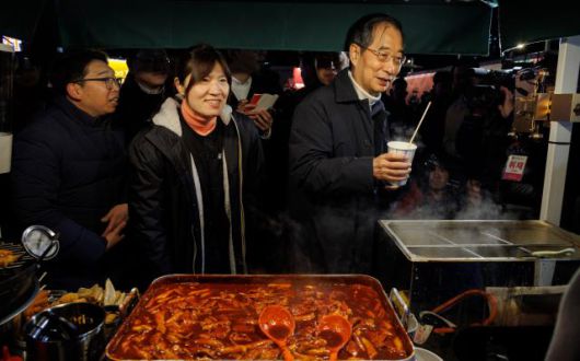 탈바꿈 한 경동시장 야시장 방문한 한덕수 국무총리     (서울=연합뉴스) 황광모 기자 = 한덕수 국무총리가 12일 오전 서울 동대문구 경동시장 신관 옥상에 새롭게 문을 연 '경동시장1960' 야시장을 찾아 푸드트럭에서 영업 중인 청년 창업자들에게 어묵을 구입하고 있다.     이 시장은 지난 1월 경동시장을 찾았던 한 총리에게 시장의 청년몰 대표들이 야시장 개장에 걸림돌이 되는 규제 개혁을 건의해 진행된 프로젝트로 10여개월 만에 문을 열고 이날 본격적으로 영업을 시작했다. 2023.11.12      hkmpooh@yna.co.kr/2023-11-12 10:08:31/ <저작권자 ⓒ 1980-2023 ㈜연합뉴스. 무단 전재 재배포 금지.>[<저작권자 ⓒ 1980-2023 ㈜연합뉴스. 무단 전재 재배포 금지.>]