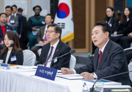 윤 대통령은  부산 동구 부산항국제전시컨벤션센터에서 엑스포 유치를 위해 노력해 준 시민대표, 부산 지역 국회의원, 기업인 및 정부·지자체 관계자 등 100여 명을 초청해 격려 간담회를 가졌다.[사진=부산시]