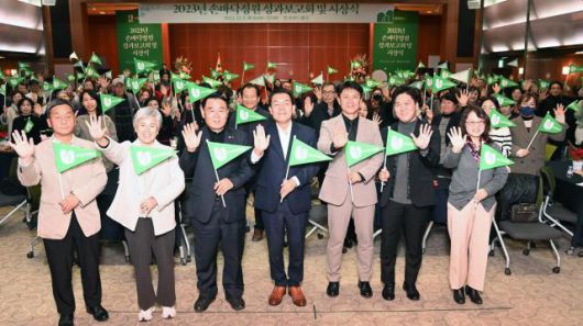 이재준 수원시장(오른쪽 4번째부터), 수원시의회 이재식 부의장 등 참석자들이 기념촬영을 하고 있다. [사진=수원시]