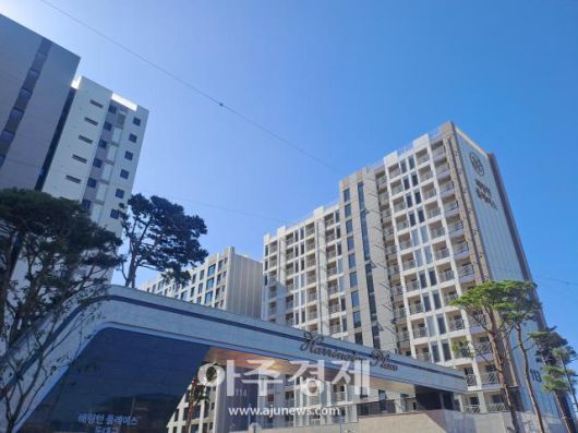 '마피(마이너스 프리미엄)' 매물이 다수 나와있는 대구 동구 한 아파트 단지 입구[사진=박새롬 기자]