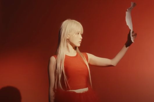 지난달 30일 공개한 아이유 미니 앨범 '위닝'의 무드 필름 [사진=유튜브 채널 '이지금' 캡처]