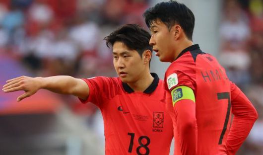 2023 아시아축구연맹(AFC) 카타르 아시안컵 조별리그 E조 2차전 한국과 요르단의 경기에서 프리킥을 준비하는 손흥민(오른쪽)과 이강인. [사진=연합뉴스]