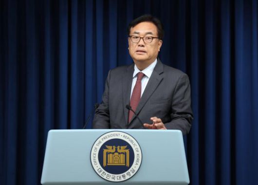 정진석 대통령 비서실장이 2일 서울 용산 대통령실 청사에서 야당 단독으로 국회에서 통과된 '채상병 특검법'에 대한 대통령실의 입장 발표를 준비하고 있다.