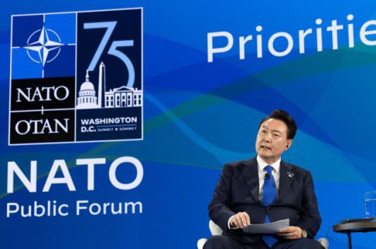 윤석열 대통령이 지난 11일(현지시간) 미국 워싱턴DC 메리어트 마르퀴스 호텔에서 열린 북대서양조약기구(NATO·나토) 퍼블릭포럼 인도·태평양 세션에서 미국 싱크탱크 허드슨연구소의 케네스 와인스타인 석좌와 대담하고 있다. [사진=연합뉴스]