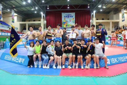 대구대 씨름부 선수들이 제61회 대통령기전국장사씨름대회 단체전에서 우승 하고 기념촬영 하고 있다 (뒷줄 맨 오른쪽 대구대 씨름부 최병찬 감독)[사진=대구대학교]