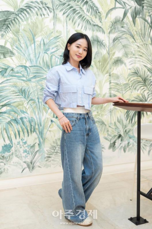 LG유플러스 STUDIO X+U의 공포 미스터리 '타로: 일곱 장의 이야기'에서 대담하고 건방진 인기 BJ '썬자'역을 열연한 배우 오유진이 1일 오후 서울 종로구 아주경제 본사에서 진행한 인터뷰에 앞서 포즈를 취하고 있다. 2024.08.01[사진=유대길 기자 dbeorlf123@ajunews.com]