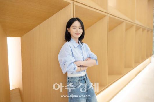 LG유플러스 STUDIO X+U의 공포 미스터리 '타로: 일곱 장의 이야기'에서 대담하고 건방진 인기 BJ '썬자'역을 열연한 배우 오유진이 1일 오후 서울 종로구 아주경제 본사에서 진행한 인터뷰에 앞서 포즈를 취하고 있다. 2024.08.01[사진=유대길 기자 dbeorlf123@ajunews.com]