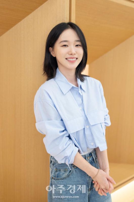 LG유플러스 STUDIO X+U의 공포 미스터리 '타로: 일곱 장의 이야기'에서 대담하고 건방진 인기 BJ '썬자'역을 열연한 배우 오유진이 1일 오후 서울 종로구 아주경제 본사에서 진행한 인터뷰에 앞서 포즈를 취하고 있다. 2024.08.01[사진=유대길 기자 dbeorlf123@ajunews.com]