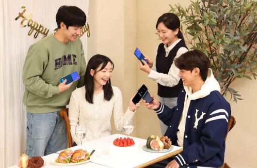 갤럭시 스마트폰끼리 맞대는 방식으로 간편하게 송금이 가능한 삼성월렛 '탭 이체' 기능을 시연하는 모습 [사진=삼성전자]