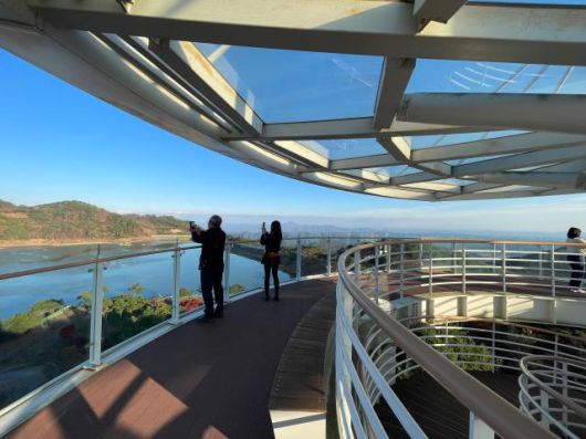 전망대 꼭대기에서 사진을 찍고 있는 관광객들 [사진=김다이 기자]