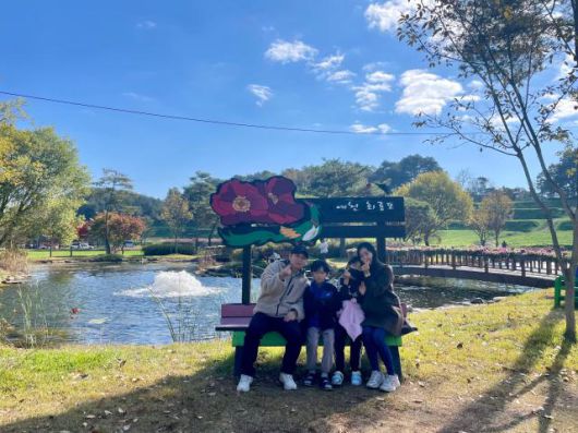 회룡포 정원에서 네 가족이 사진을 찍고 있다. [사진=김다이 기자]