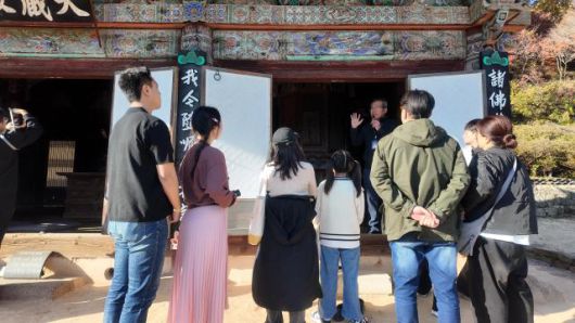 예천 문화관광해설사가 대장전과 윤장대를 설명하고 있다. [사진=김다이 기자]