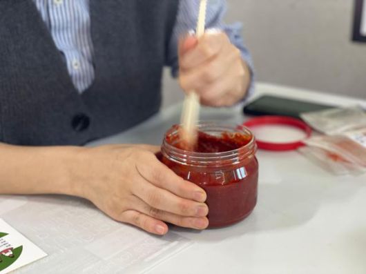 부드러운 고추장을 만들기 위해서는 빠르게 젓가락으로 휘저어야 한다. [사진=김다이 기자]