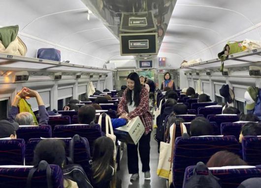 기차 안에서 레크레이션이 진행된다. [사진=김다이 기자]