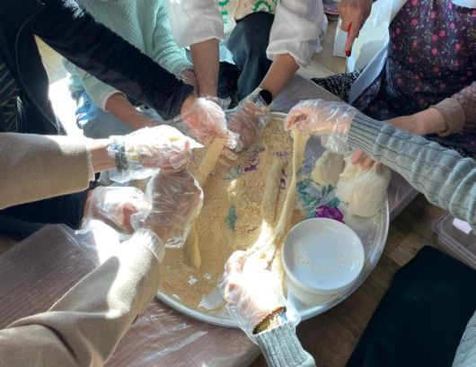 떡에 콩고물을 입히면 인절미가 완성된다. [사진=김다이 기자]