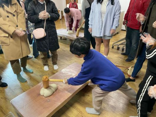어린이가 온 힘을 다해 떡메치기를 하고 있다. [사진=김다이 기자]