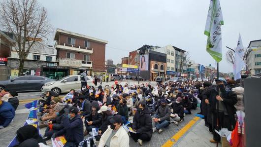 7일 전주 풍패지관 앞에서 열린 윤석열 대통령 탄핵 집회에 많은 시민들이 참여하고 있다.[사진=김한호 기자]