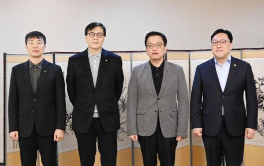 최상목 대통령 권한대행 부총리 겸 기획재정부 장관이 30일 정부서울청사에서 열린 '거시경제·금융현안 간담회'에서 참석자와 기념촬영을 하고 있다. 왼쪽부터 이복현 금융감독원장, 이창용 한국은행 총재, 최 권한대행, 김병환 금융위원장. [사진=기획재정부]