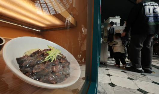 10년 새 65% 상승한 자장면 가격     (서울=연합뉴스) 김인철 기자 = 지난해 12월 기준 서울지역의 7개 외식 메뉴 가격이 2014년 12월 대비 평균 40.2% 상승했다. 이 기간 자장면 가격이 4천500원에서 7천423원으로 65.0% 올라 상승 폭이 가장 컸다.     사진은 30일 서울의 한 놀이공원 내 푸드코트에 전시된 자장면 모형 모습. 2025.1.30     yatoya@yna.co.kr/2025-01-30 14:00:00/ <저작권자 ⓒ 1980-2025 ㈜연합뉴스. 무단 전재 재배포 금지, AI 학습 및 활용 금지>[<저작권자 ⓒ 1980-2025 ㈜연합뉴스. 무단 전재 재배포 금지, AI 학습 및 활용 금지>]