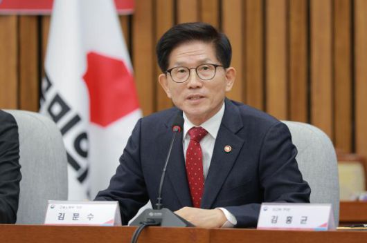 김문수 고용노동부장관. [사진=유대길 기자 dbeorlf123@ajunews.com]