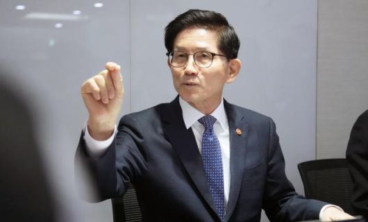 김문수 고용노동부 장관이 10일 정부세종청사에서 기자간담회를 진행하고 있다. [사진=고용노동부]