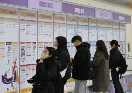 서울 서초구 aT센터에서 열린 '2025 공공기관 채용정보박람회'를 찾은 취업 준비생들이 채용공고를 살펴보고 있다. [사진=연합뉴스]