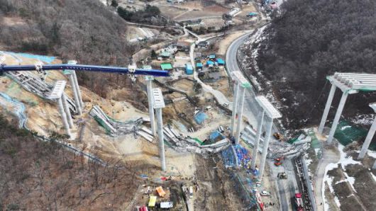 지난달 25일 세종·안성간 고속도로에서 발생한 붕괴 사고 현장 모습. [사진=연합뉴스]