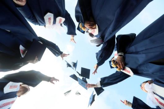 지난 2024년 서울 성북구 국민대학교에서 열린 '2023학년도 전기 학위수여식'에서 졸업생들이 학사모를 던지고 있다. [사진=유대길 기자 dbeorlf123@ajunews.com]