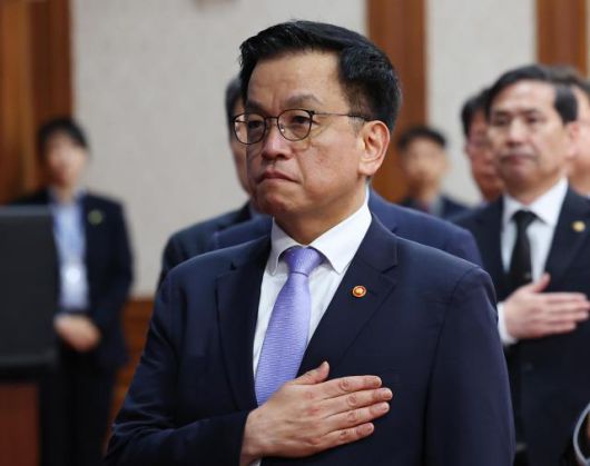 최상목 경제부총리 겸 기획재정부 장관이 1일 정부서울청사에서 열린 국무회의에서 국기에 경례하고 있다. [사진=연합뉴스]